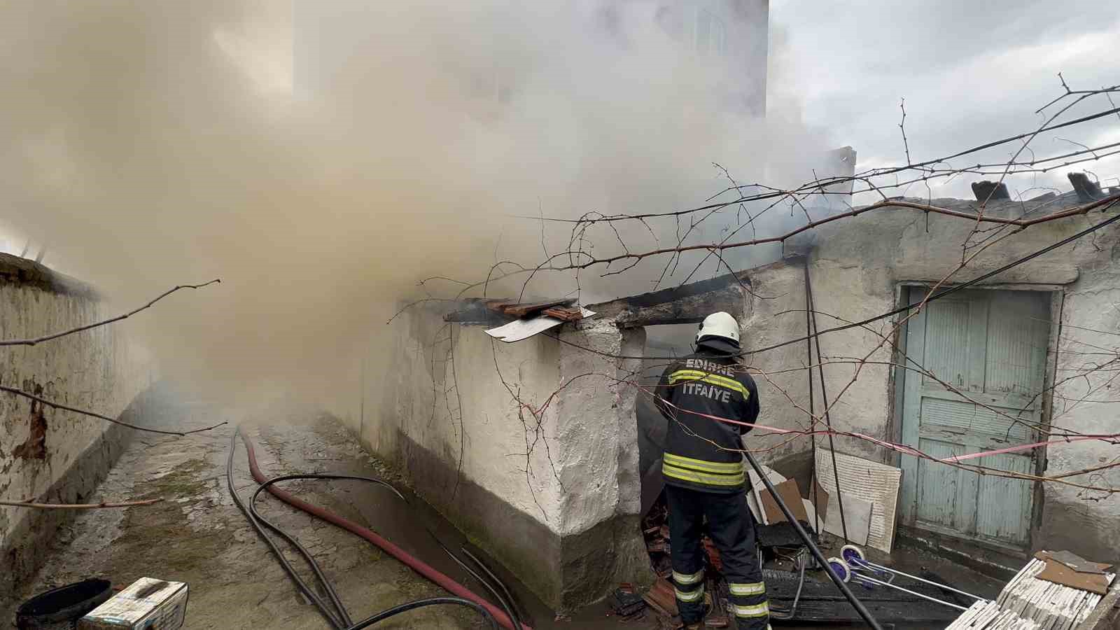 Edirne’de depo yangını büyümeden söndürüldü
