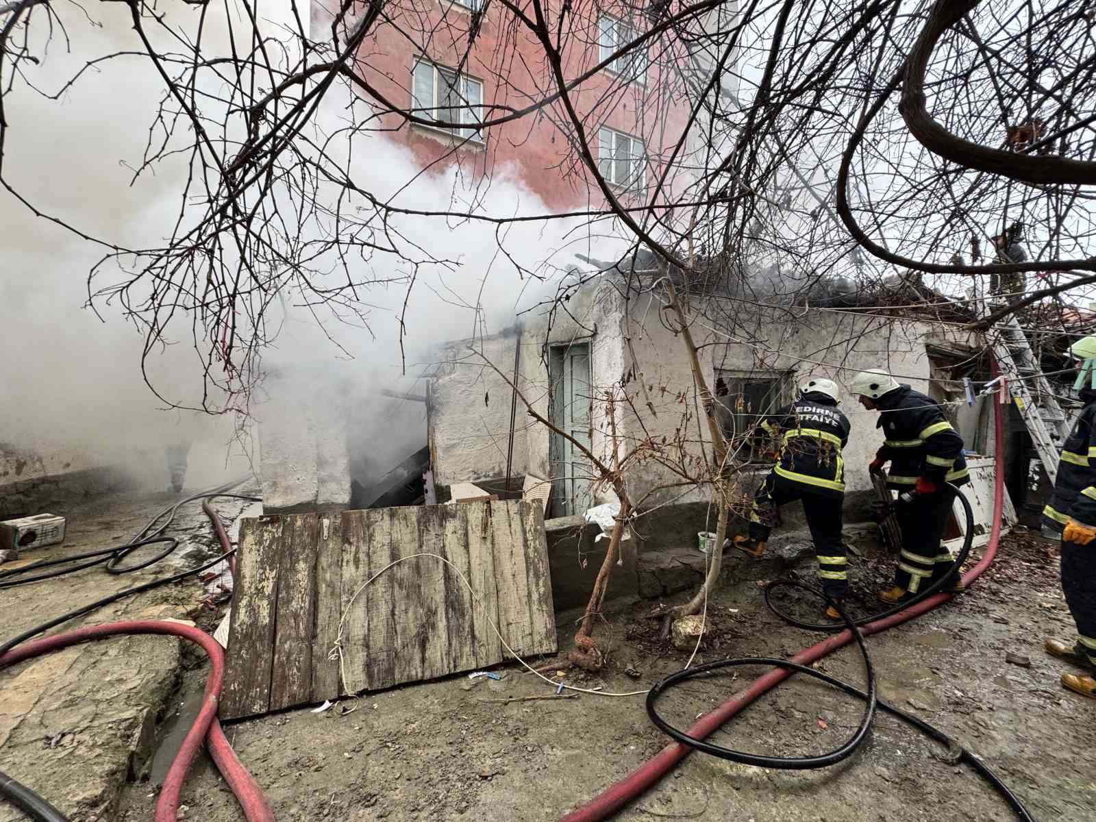 Edirne’de depo yangını büyümeden söndürüldü
