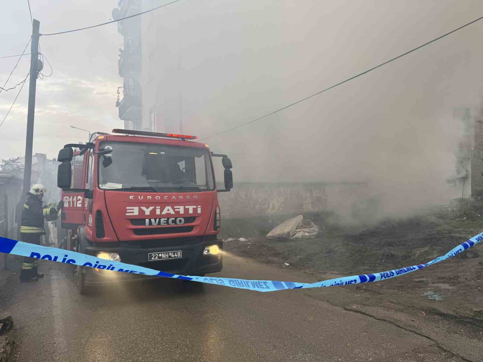 Edirne’de depo yangını büyümeden söndürüldü
