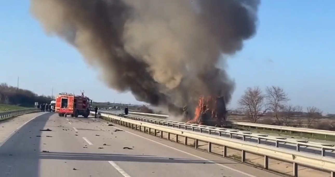 Edirne’de domates yüklü tır alev alev yandı
