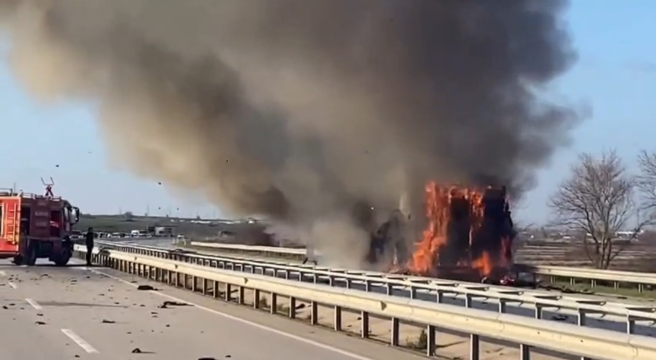 Edirne’de domates yüklü tır alev alev yandı
