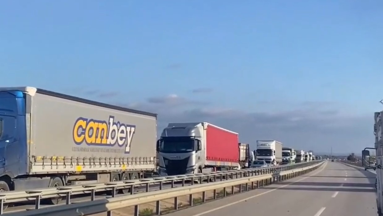 Edirne’de domates yüklü tır alev alev yandı
