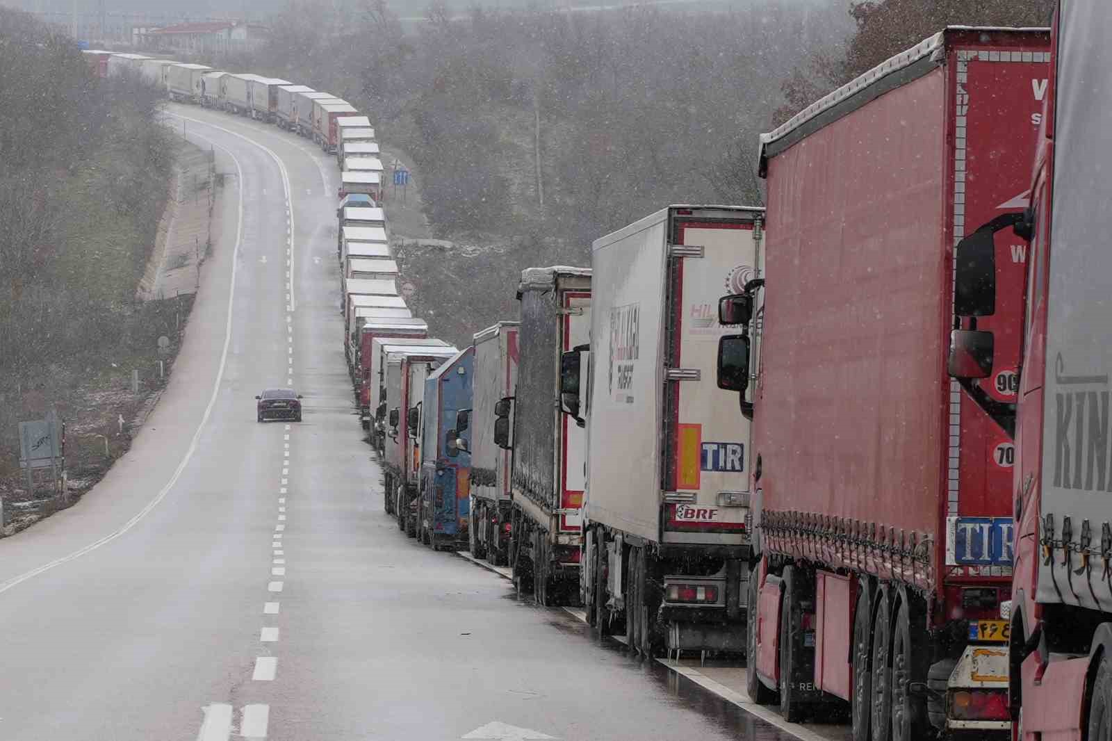 Edirne’de dondurucu soğukta kilometrelerce tır kuyruğu
