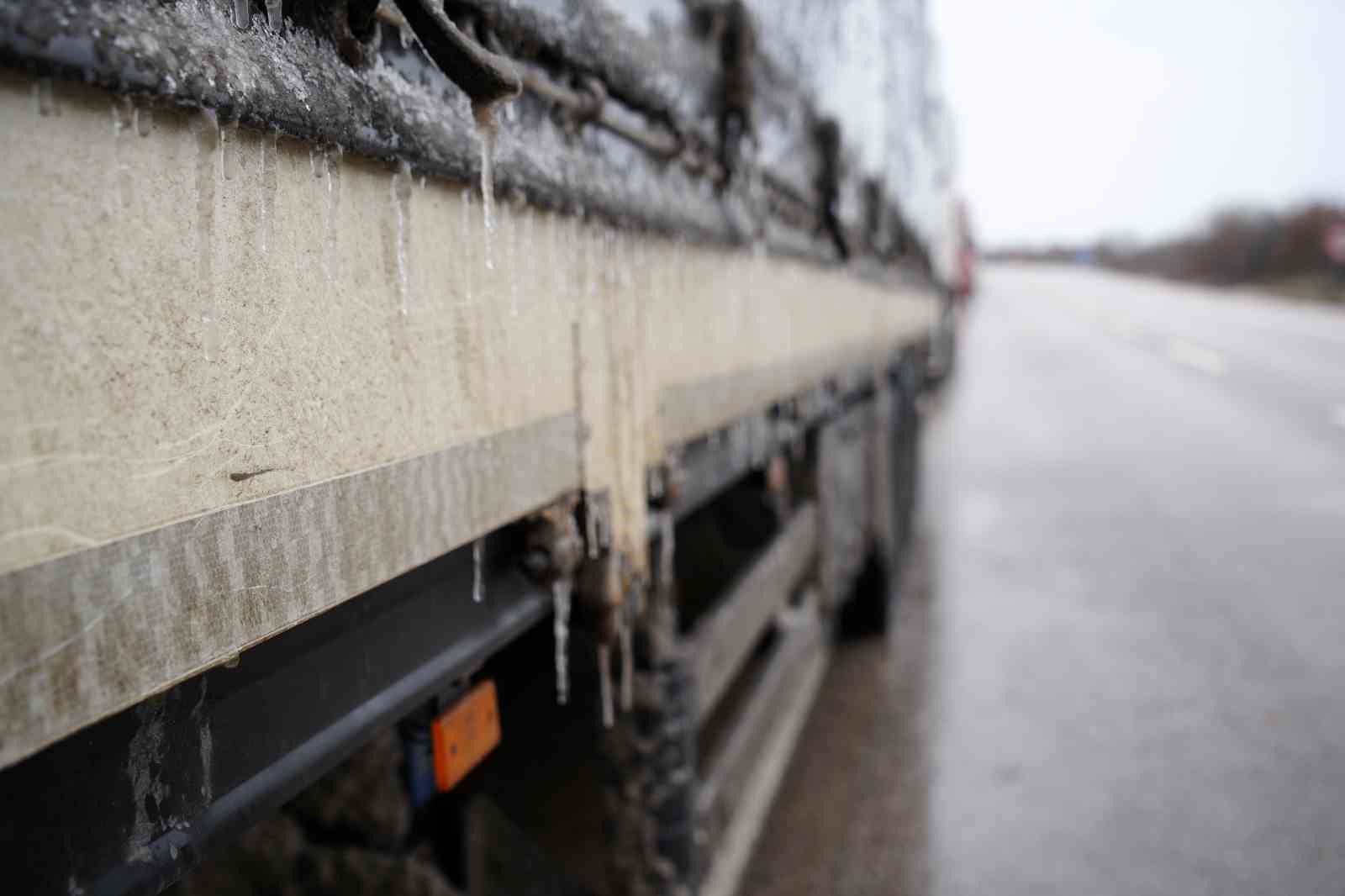 Edirne’de dondurucu soğukta kilometrelerce tır kuyruğu
