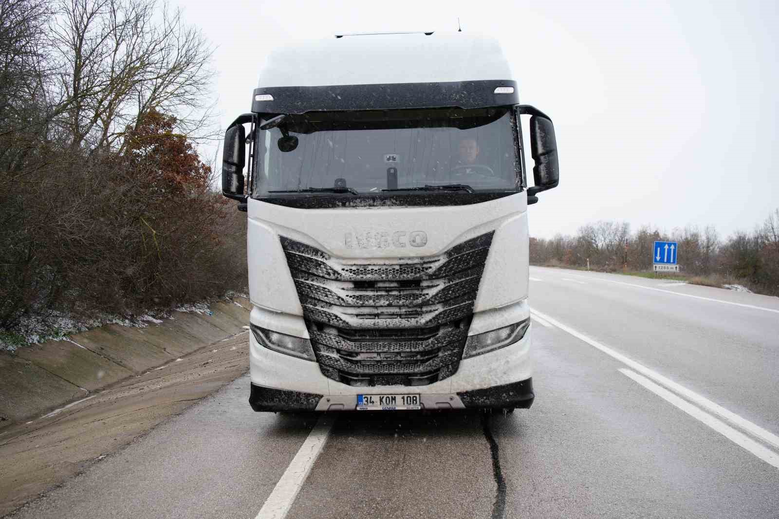 Edirne’de dondurucu soğukta kilometrelerce tır kuyruğu
