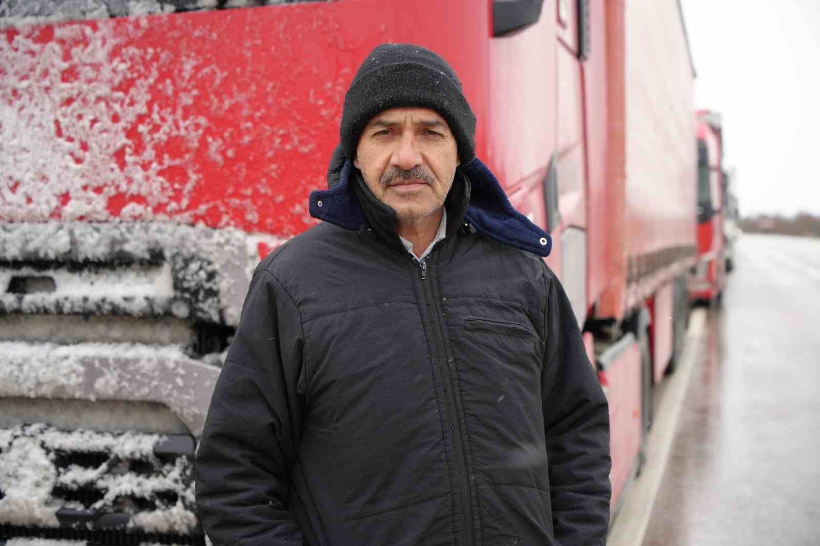 Edirne’de dondurucu soğukta kilometrelerce tır kuyruğu
