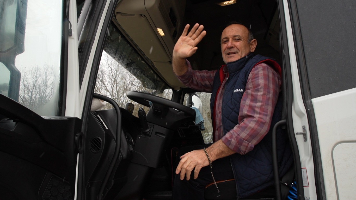 Edirne’de dondurucu soğukta kilometrelerce tır kuyruğu
