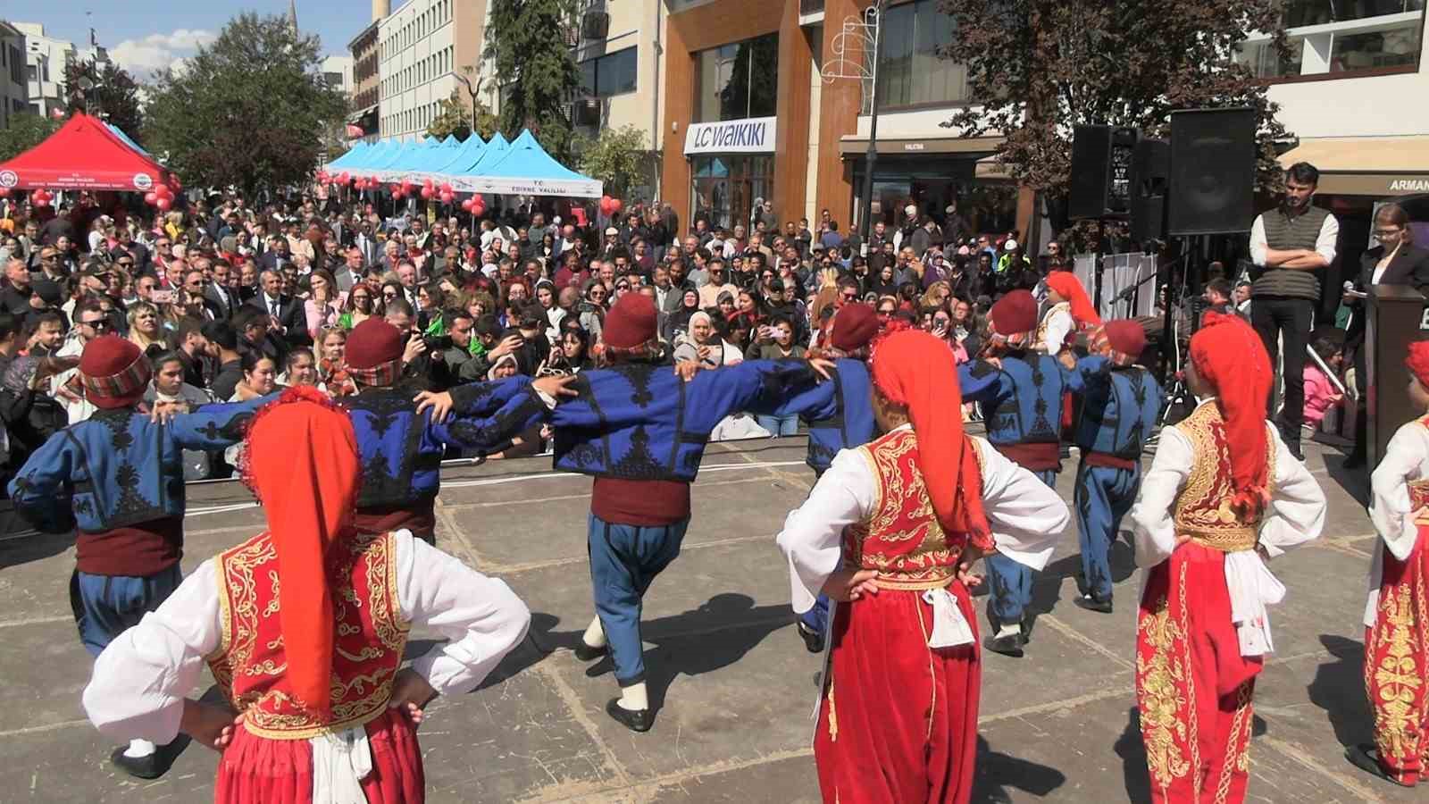 Edirne’de Dünya Romanlar Günü’nde renkli görüntüler
