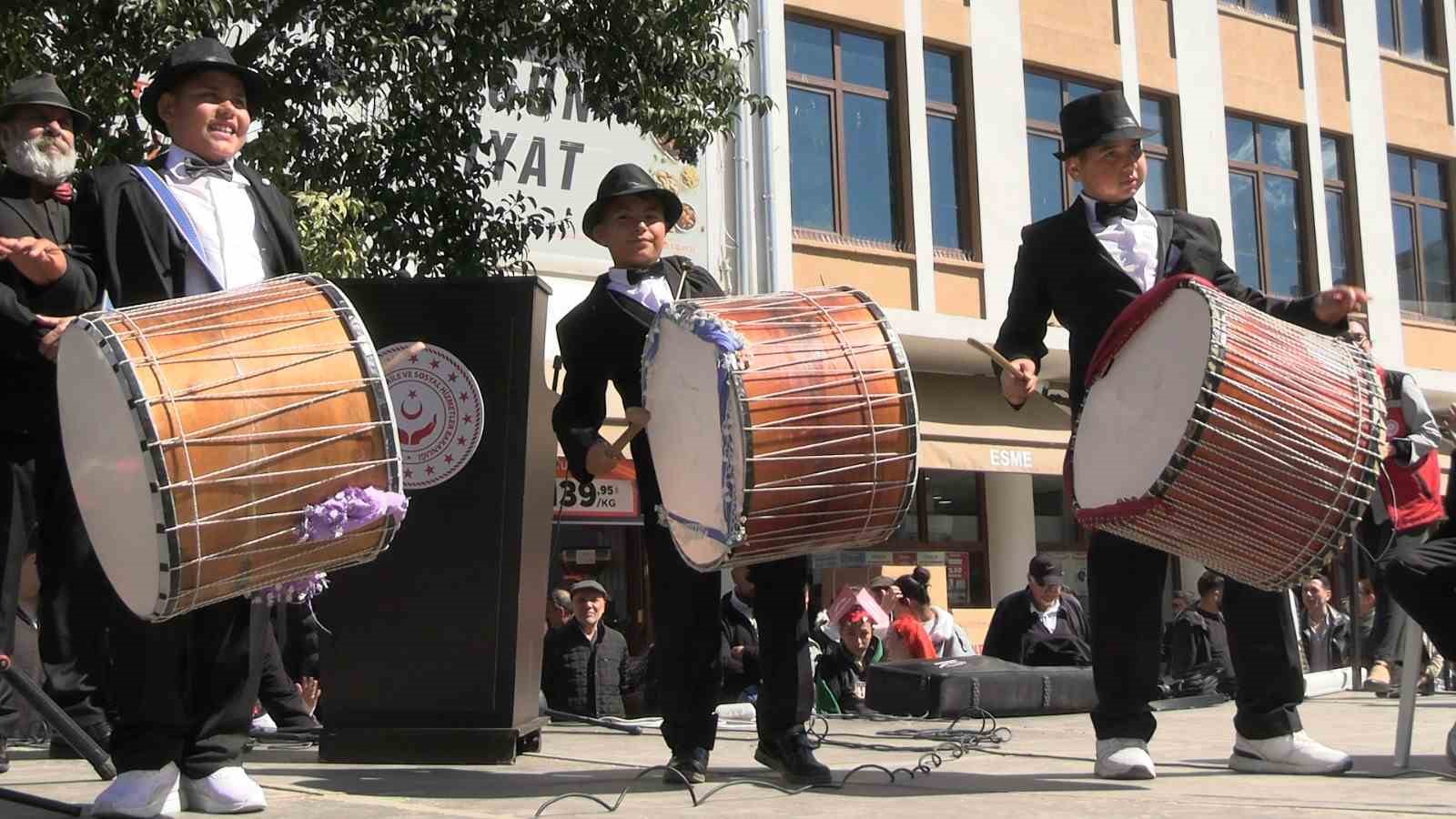 Edirne’de Dünya Romanlar Günü’nde renkli görüntüler
