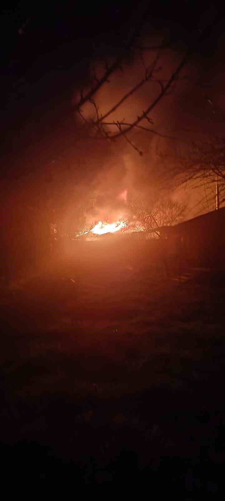 Edirne’de ev yangınına bahçe hortumuyla ilk müdahale
Edirne’de ev yangınına bahçe hortumuyla ilk müdahale