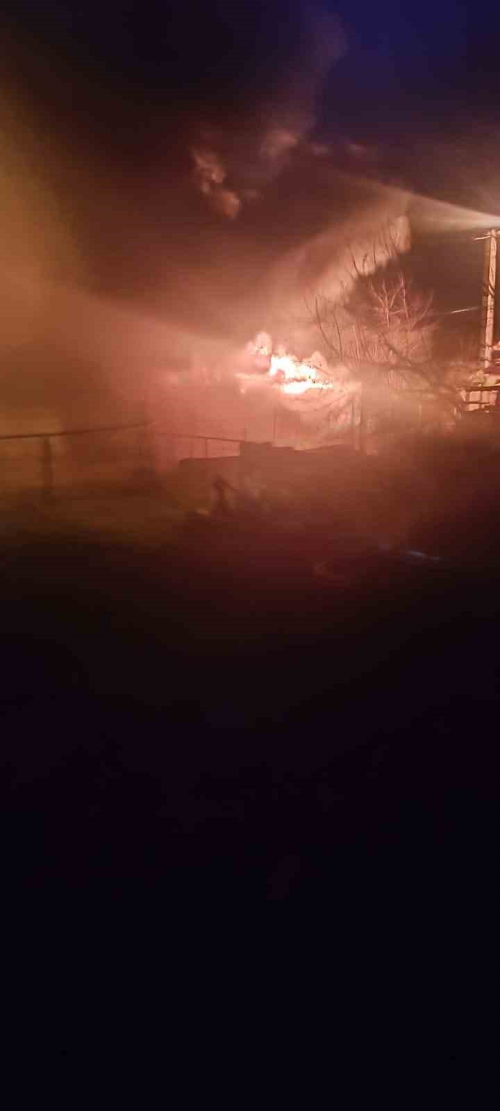 Edirne’de ev yangınına bahçe hortumuyla ilk müdahale
Edirne’de ev yangınına bahçe hortumuyla ilk müdahale