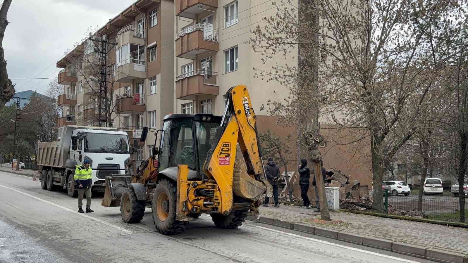 Edirne’de facianın eşiğinden dönüldü: Apartman bacası çöktü
