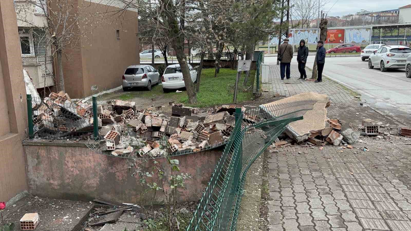 Edirne’de facianın eşiğinden dönüldü: Apartman bacası çöktü
