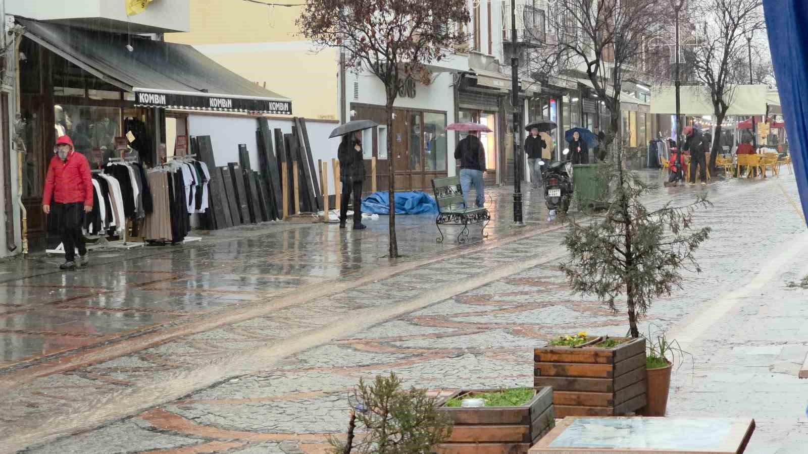 Edirne’de fırtınada yollar göle döndü, ağaç dalları kırıldı
