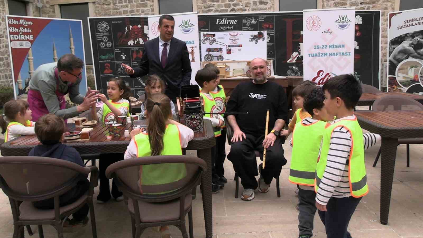 Edirne’de geçmişin izleri minik ellerle boyandı
Edirne’de geçmişin izleri minik ellerle boyandı