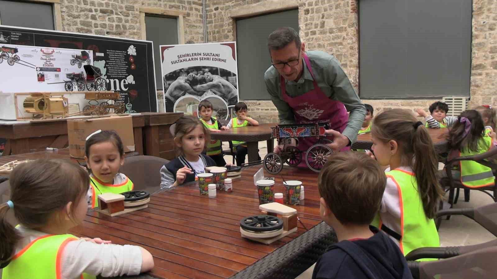 Edirne’de geçmişin izleri minik ellerle boyandı
Edirne’de geçmişin izleri minik ellerle boyandı