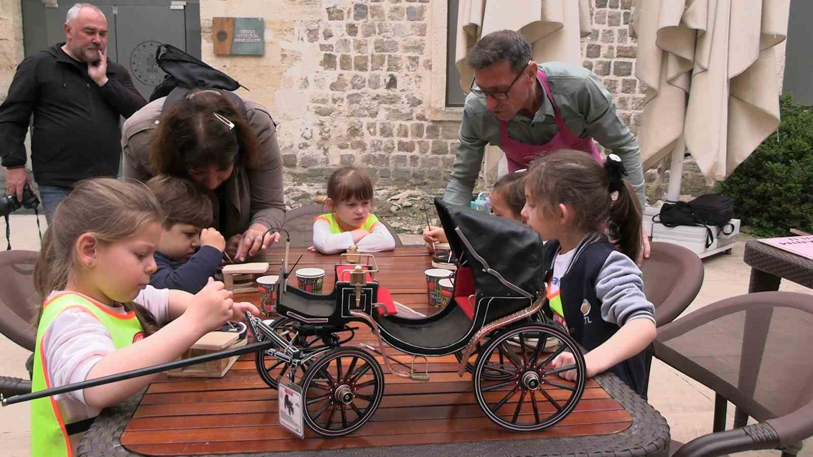 Edirne’de geçmişin izleri minik ellerle boyandı
Edirne’de geçmişin izleri minik ellerle boyandı