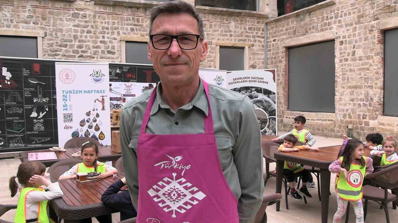 Edirne’de geçmişin izleri minik ellerle boyandı
Edirne’de geçmişin izleri minik ellerle boyandı