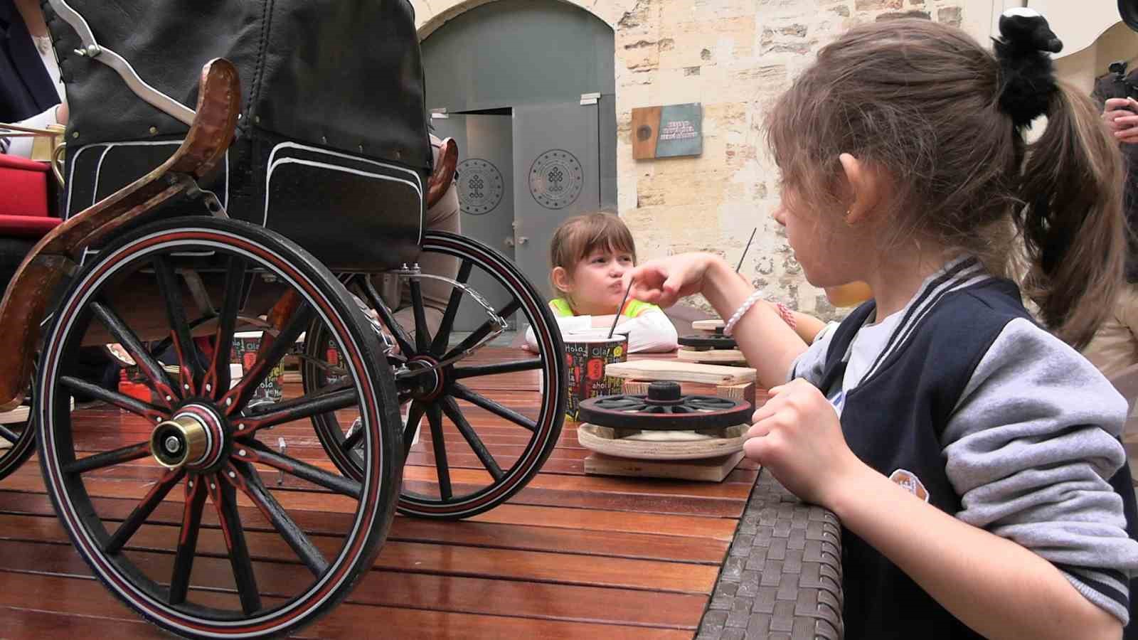 Edirne’de geçmişin izleri minik ellerle boyandı
Edirne’de geçmişin izleri minik ellerle boyandı