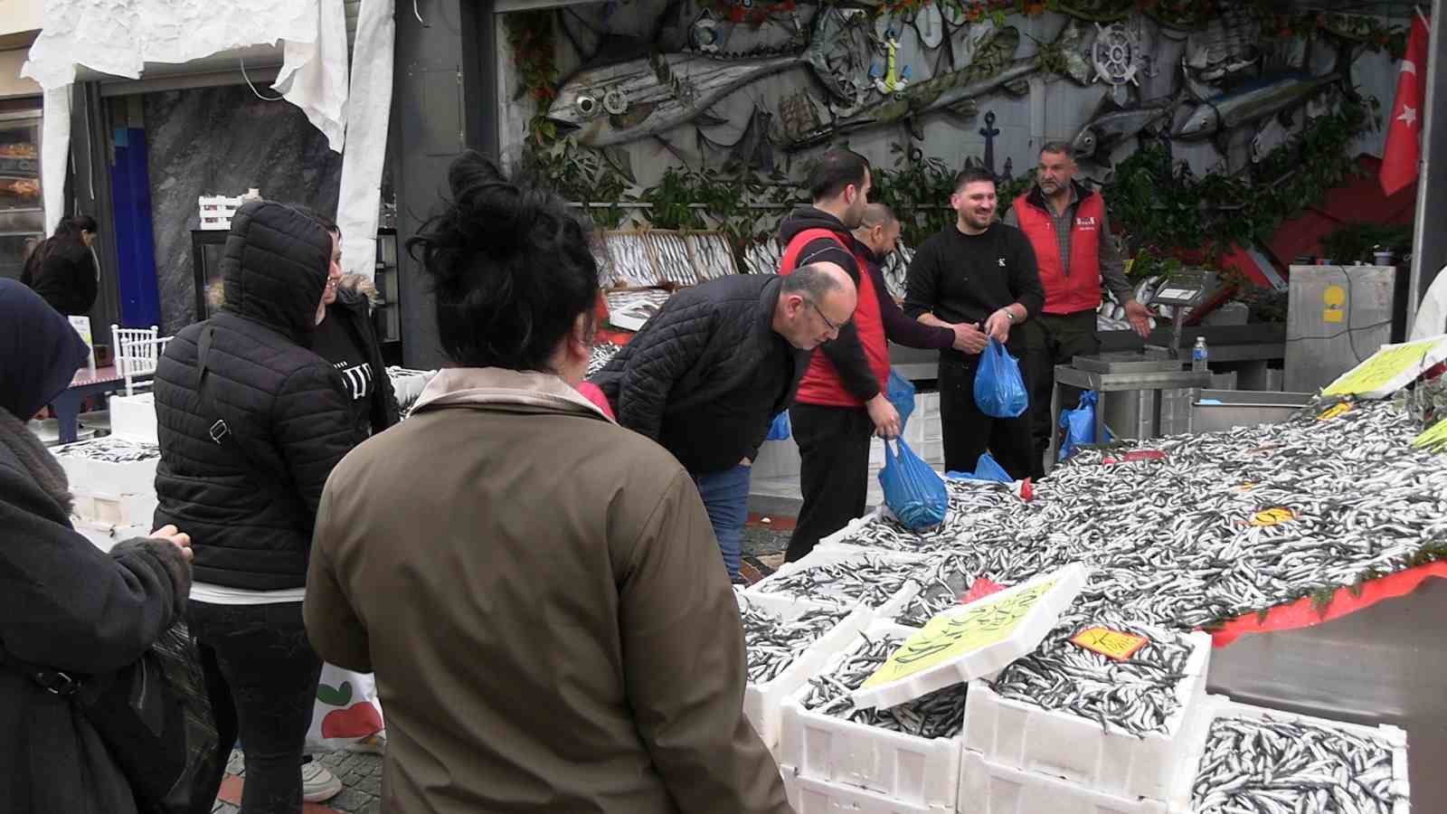 Edirne’de hamsinin kilosu 50 liraya düştü, tezgahlar şenlendi
