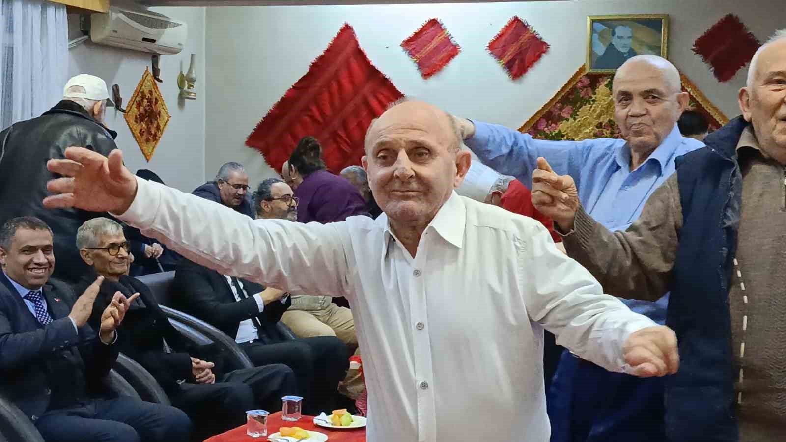 Edirne’de huzurevinde sıra gecesi: Gönüller bir oldu, yüzler güldü
