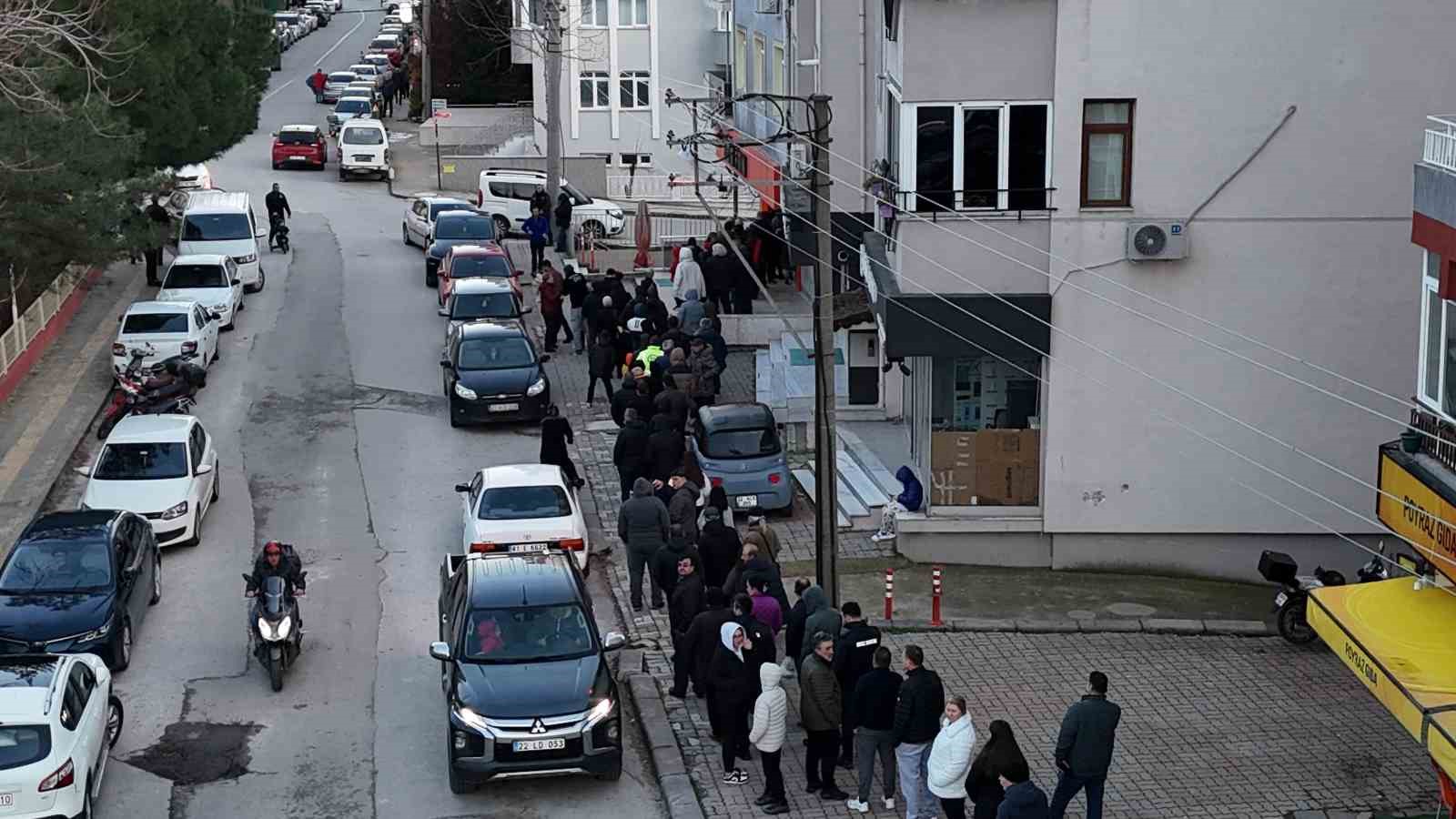 Edirne’de iftar öncesi pide kuyruğu: Fırınların önü doldu taştı
