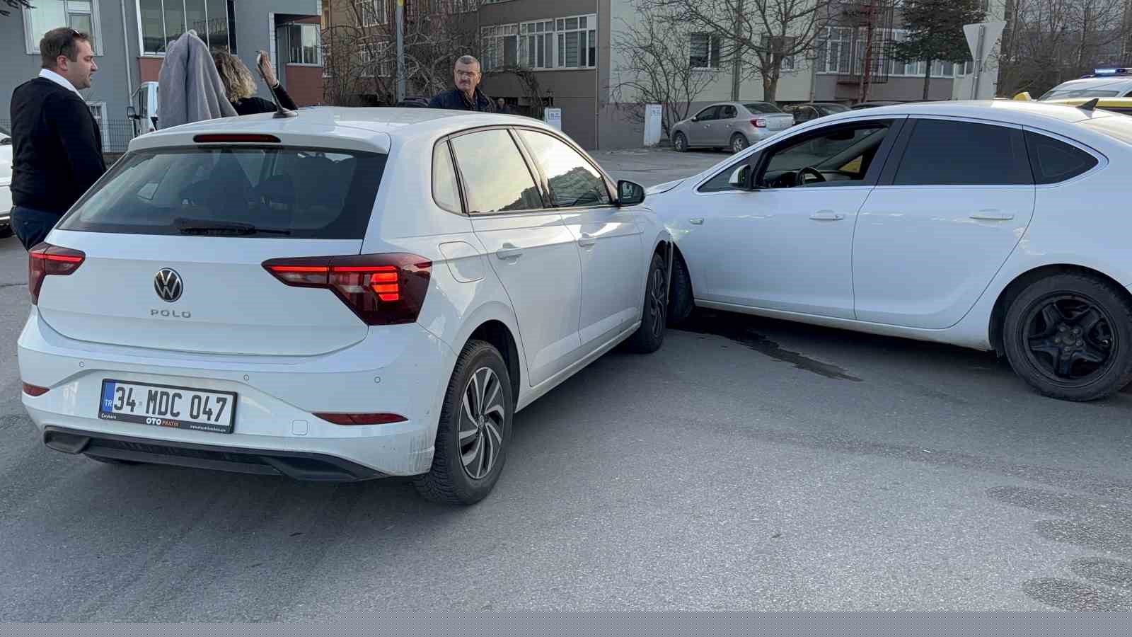 Edirne’de iki otomobil çarpıştı: 2 yaralı
