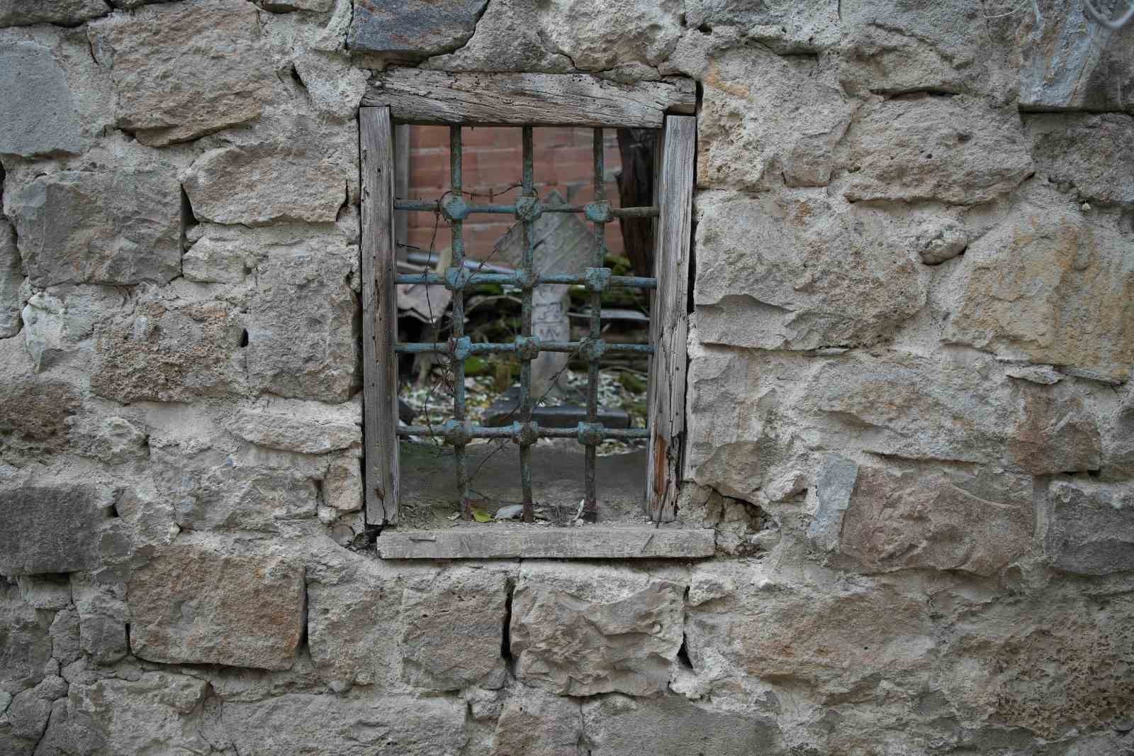 Edirne’de ilginç manzara: Osmanlı dönemi kabri apartman bahçesinde kaldı
