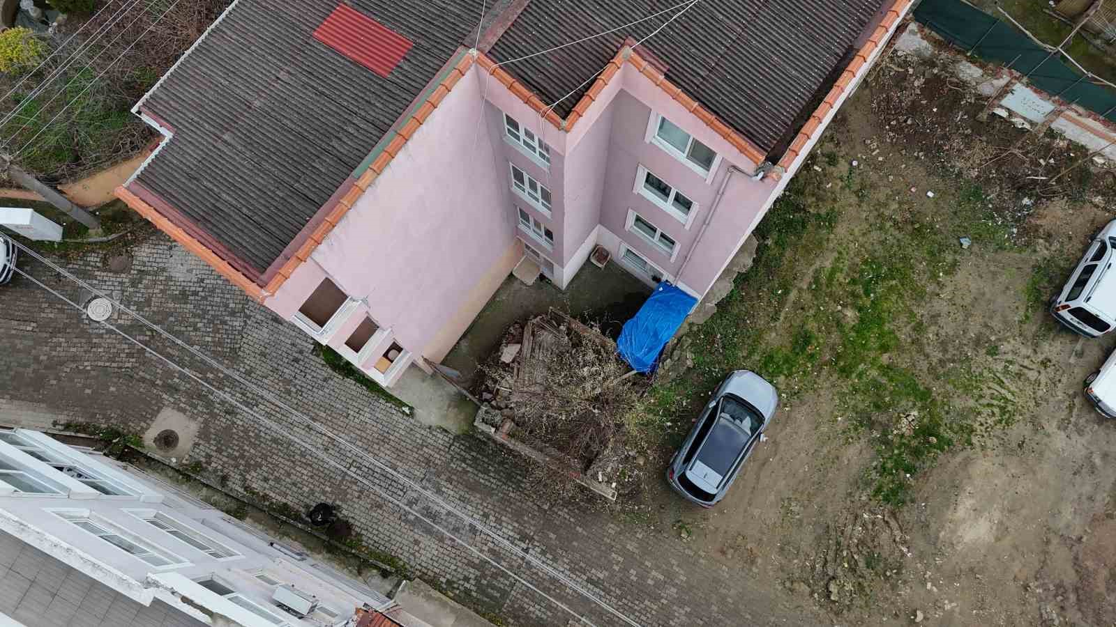 Edirne’de ilginç manzara: Osmanlı dönemi kabri apartman bahçesinde kaldı
