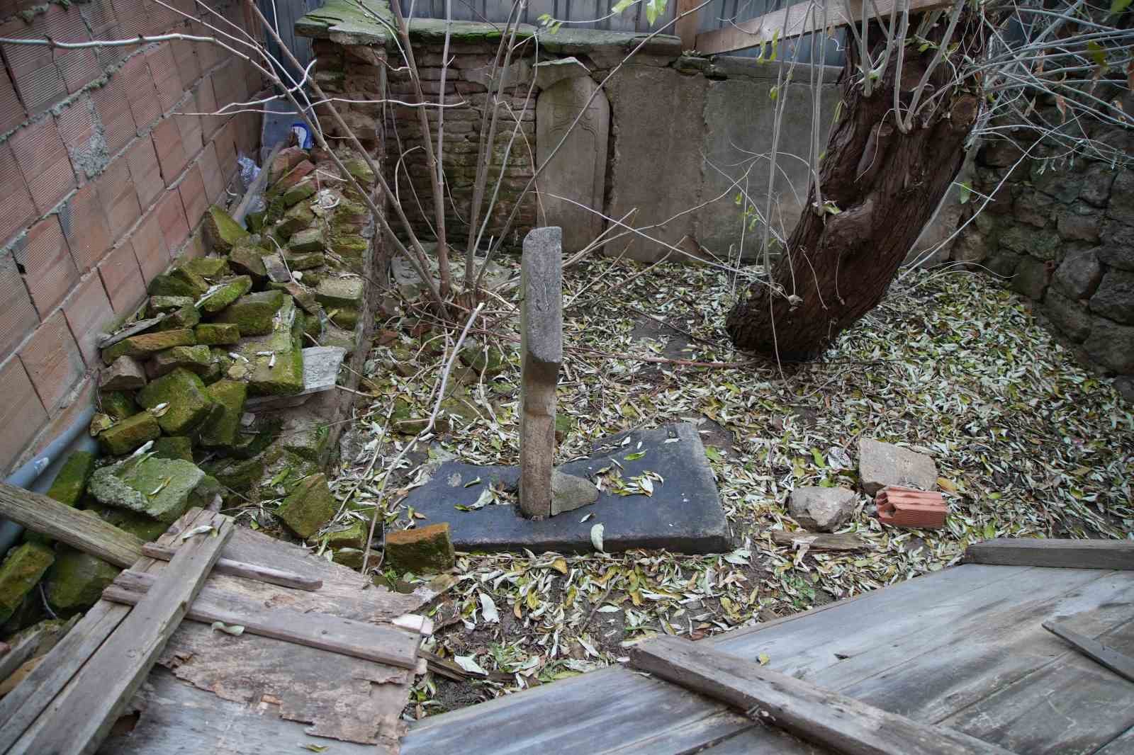 Edirne’de ilginç manzara: Osmanlı dönemi kabri apartman bahçesinde kaldı
