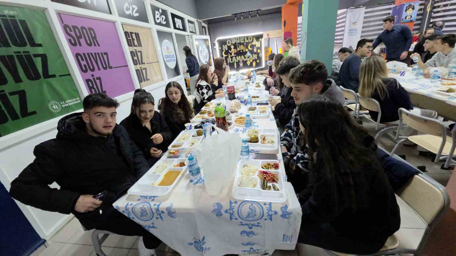 Edirne’de imece usulü iftar: Okul içinde Ramazan bereketi
Edirne’de imece usulü iftar: Okul içinde Ramazan bereketi