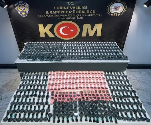 Edirne’de kaçakçılık operasyonları: 2 milyon liralık parfüm ve akıllı saat ele geçirildi
