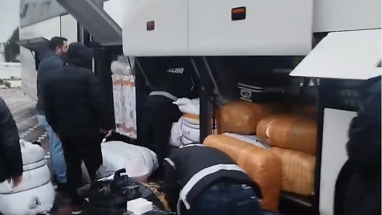 Edirne’de kaçakçılık operasyonları: 2 milyon liralık parfüm ve akıllı saat ele geçirildi
