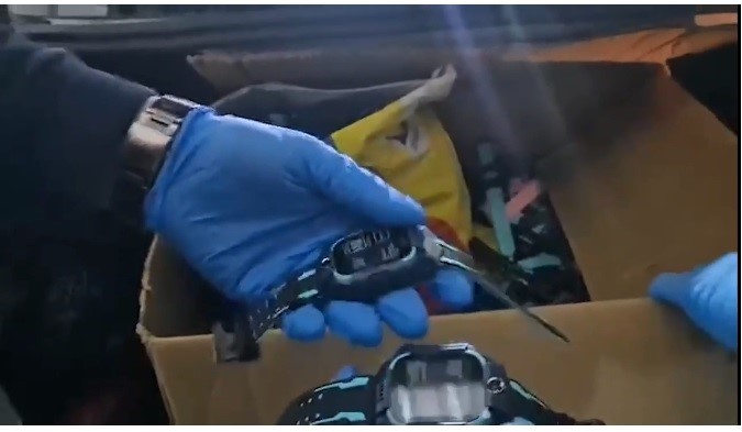 Edirne’de kaçakçılık operasyonları: 2 milyon liralık parfüm ve akıllı saat ele geçirildi
