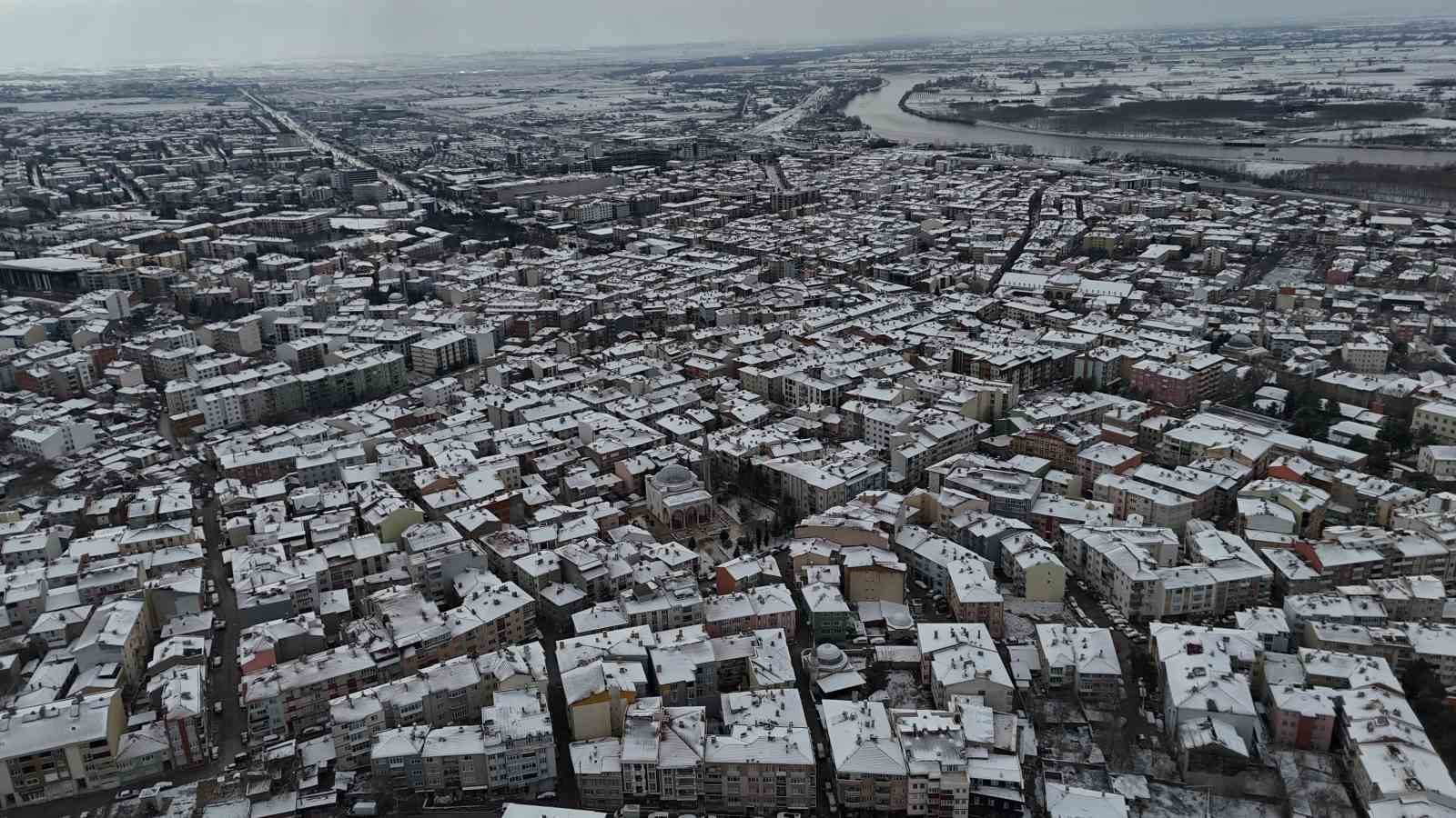 Edirne’de kar yağışı kartpostallık görüntüler oluşturdu
