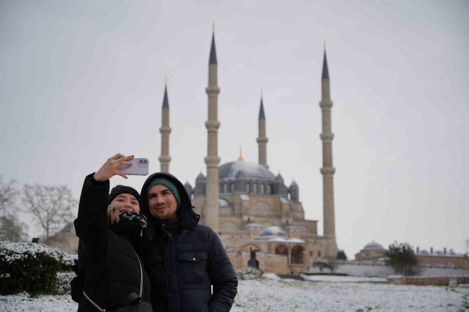 Edirne’de kar yağışı kartpostallık görüntüler oluşturdu
