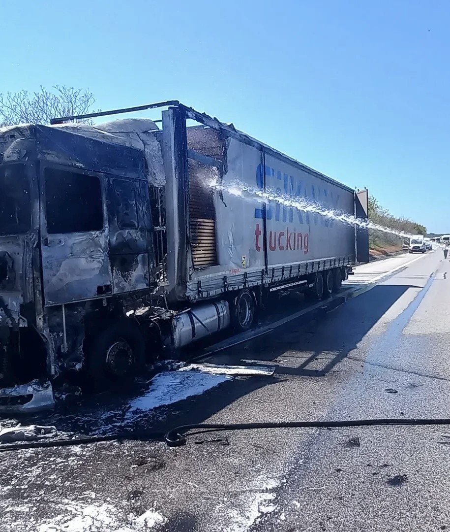 Edirne’de kereste yüklü tır yandı
