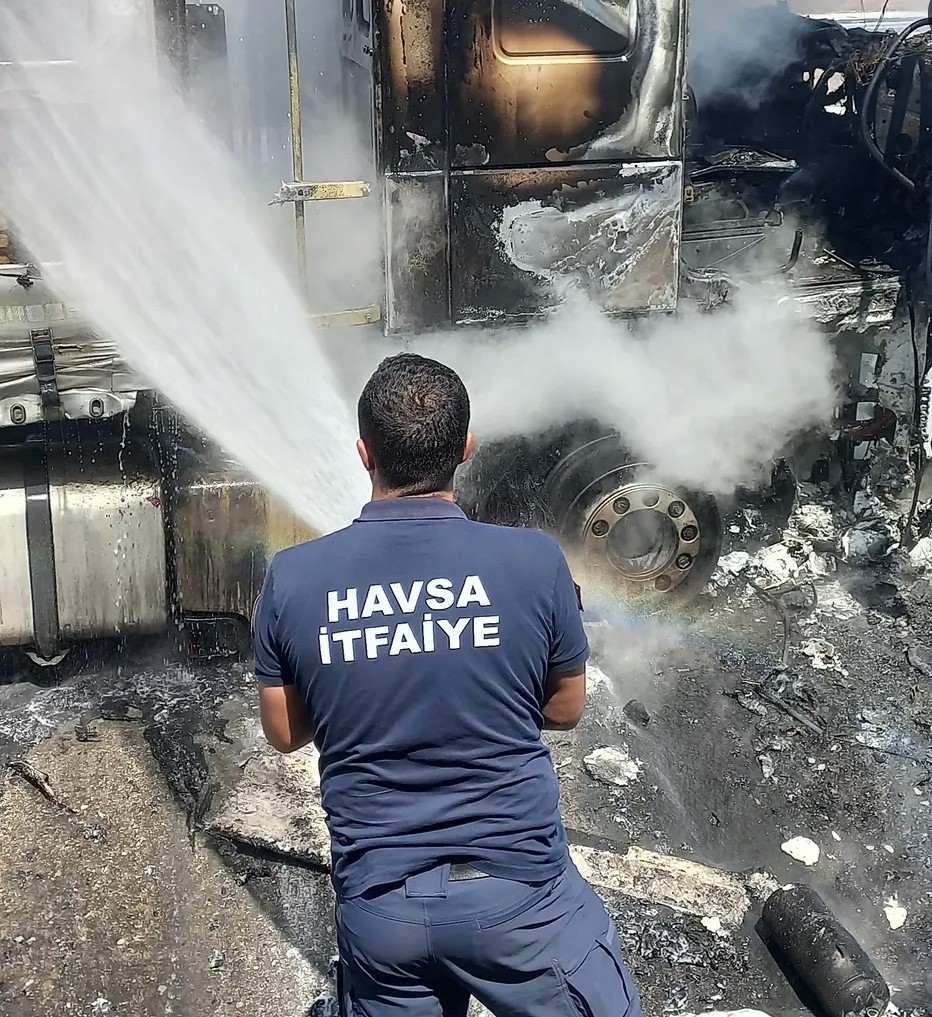 Edirne’de kereste yüklü tır yandı
