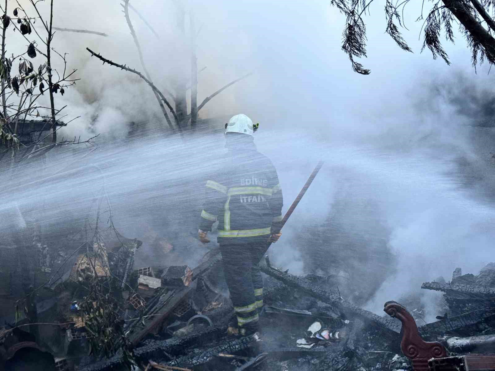 Edirne’de kömürlükler alevlere teslim oldu
