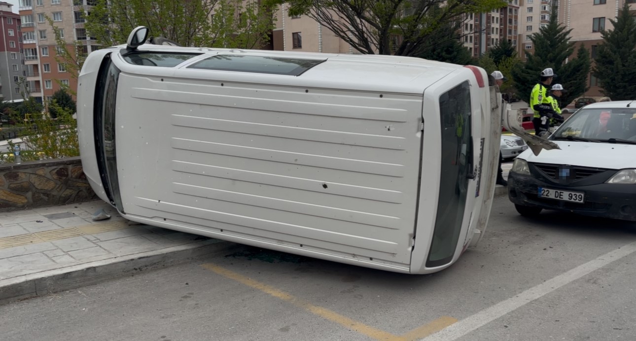 Edirne’de kontrolden çıkan hafif ticari araç yan yattı: Sürücü yaralandı
