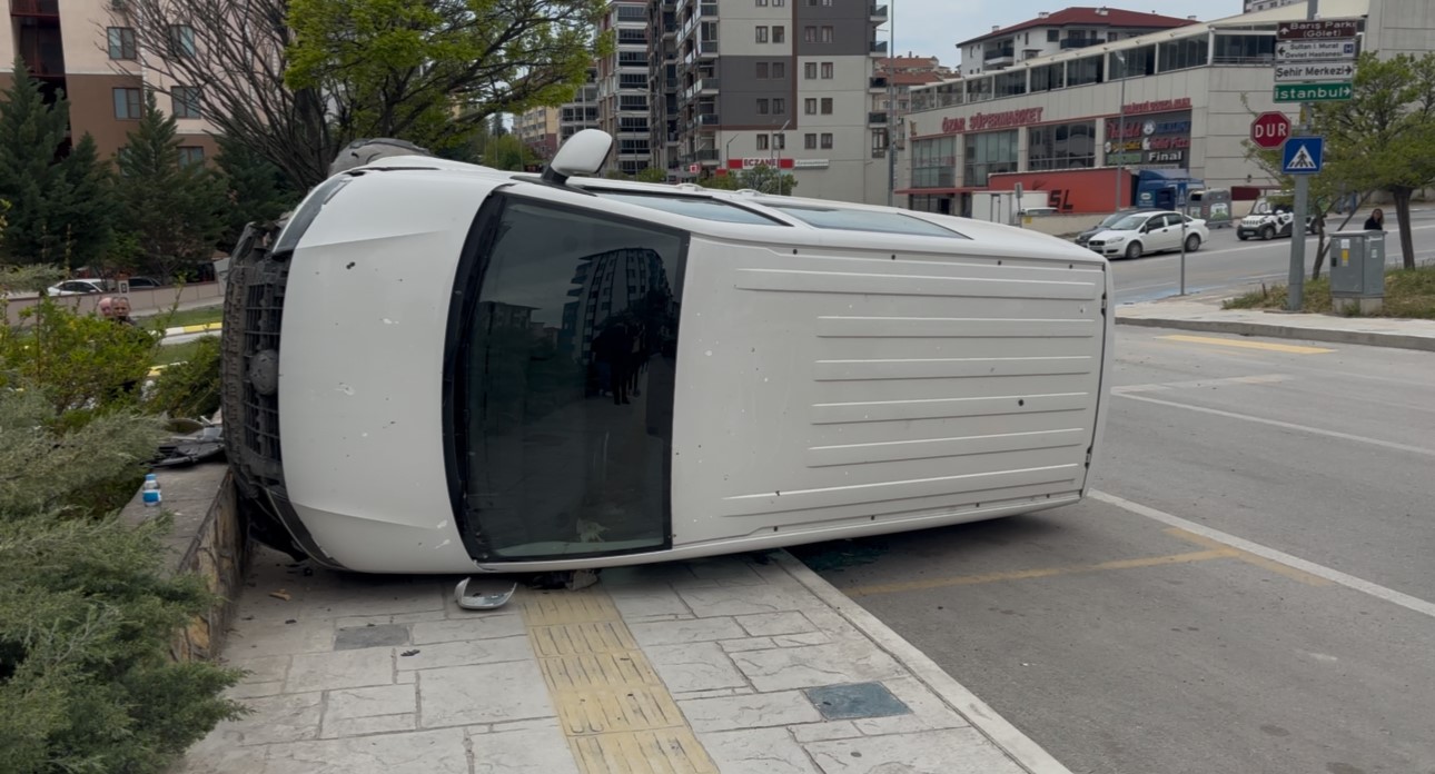 Edirne’de kontrolden çıkan hafif ticari araç yan yattı: Sürücü yaralandı

