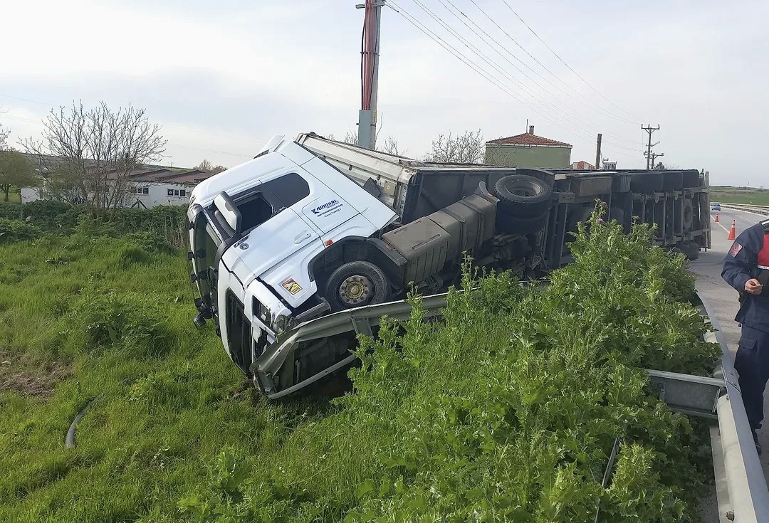 Edirne’de kontrolden çıkan tır devrildi
