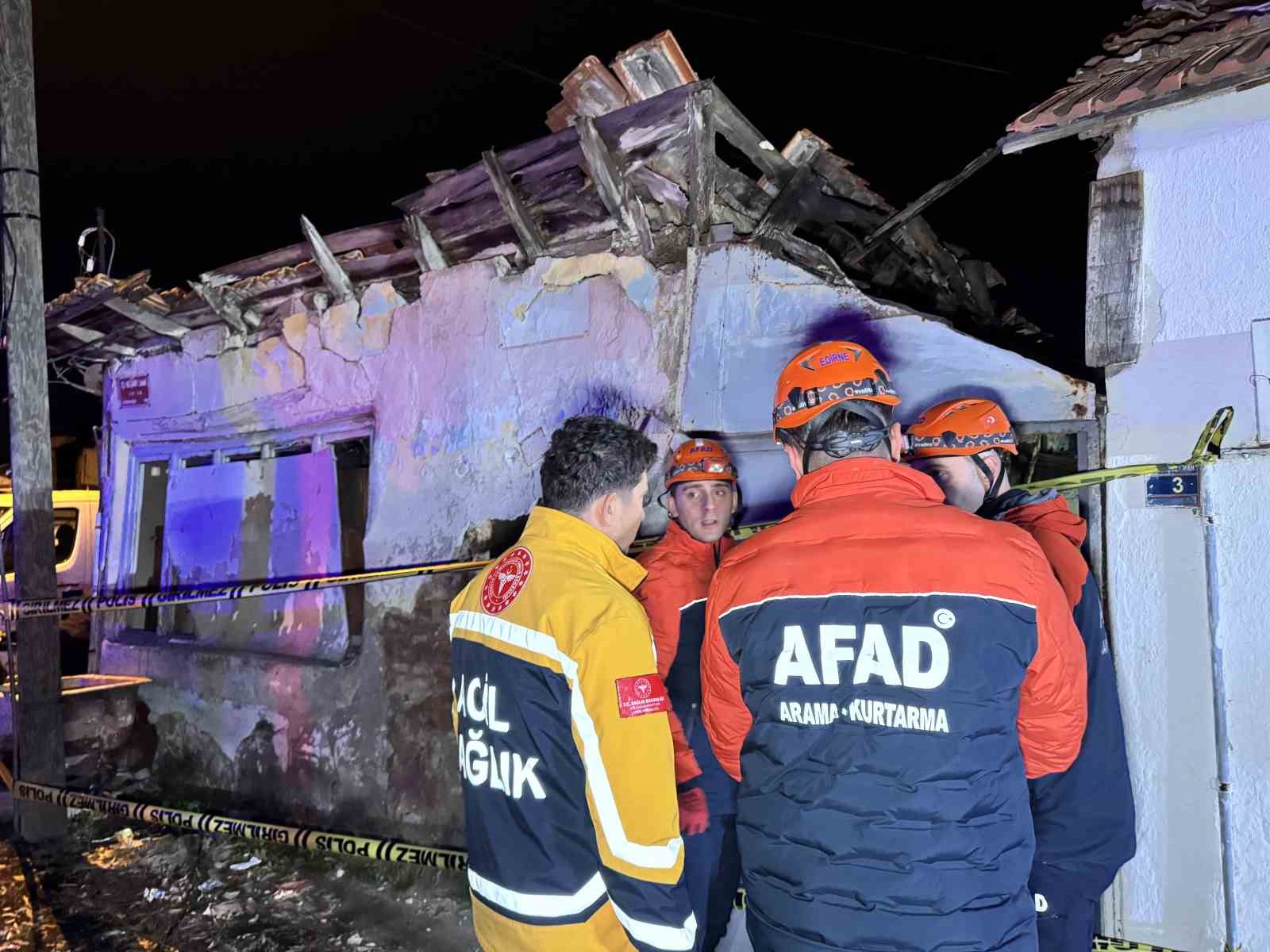 Edirne’de korku dolu dakikalar, çökme riski nedeniyle AFAD vatandaşları tahliye etti
