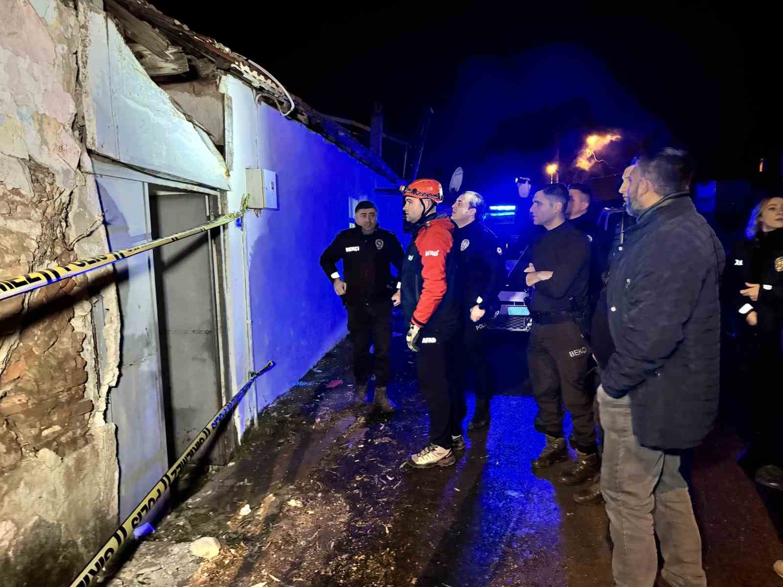 Edirne’de korku dolu dakikalar, çökme riski nedeniyle AFAD vatandaşları tahliye etti
