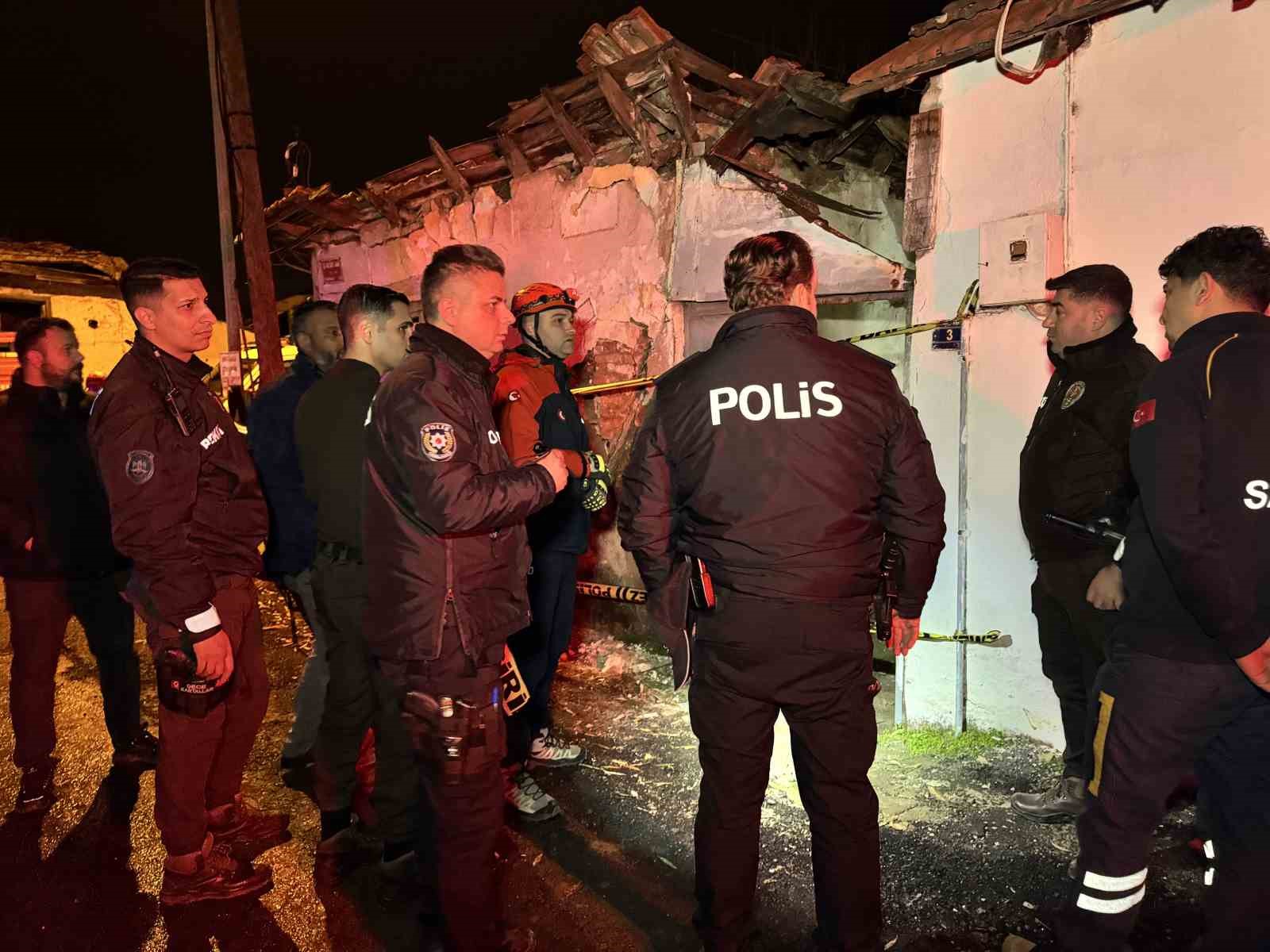 Edirne’de korku dolu dakikalar, çökme riski nedeniyle AFAD vatandaşları tahliye etti
