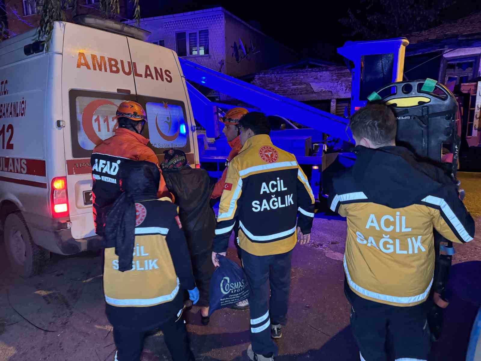 Edirne’de korku dolu dakikalar, çökme riski nedeniyle AFAD vatandaşları tahliye etti
