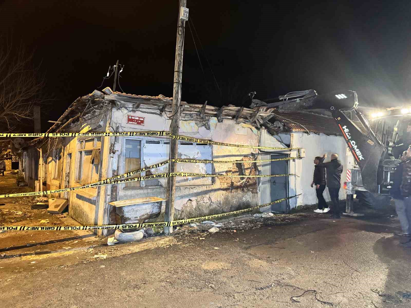 Edirne’de korku dolu dakikalar, çökme riski nedeniyle AFAD vatandaşları tahliye etti
