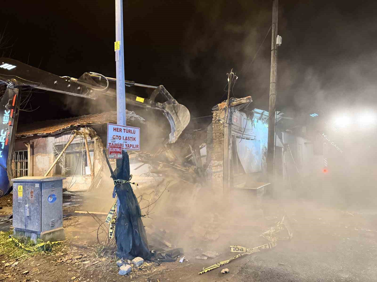 Edirne’de korku dolu dakikalar, çökme riski nedeniyle AFAD vatandaşları tahliye etti
