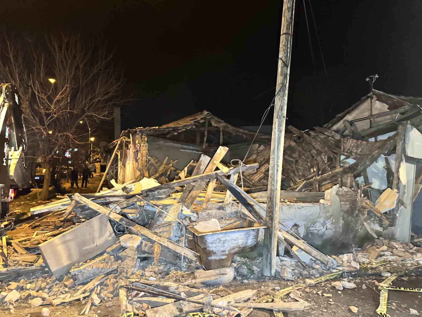 Edirne’de korku dolu dakikalar, çökme riski nedeniyle AFAD vatandaşları tahliye etti
