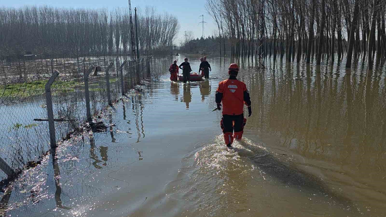 Edirne’de koyunlar botlarla kurtarıldı
